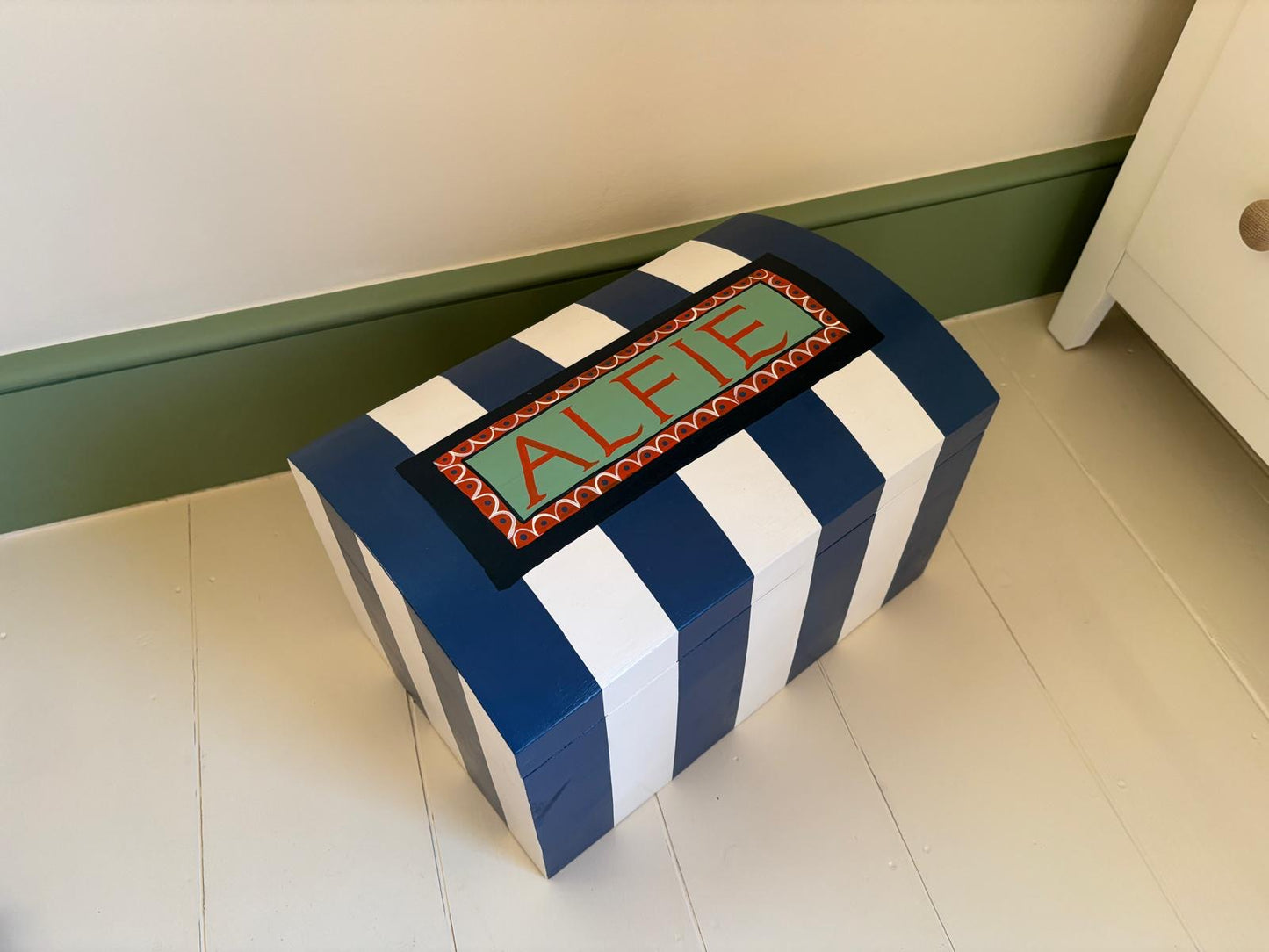 STRIPE DOMED BOX - BLUE & WHITE