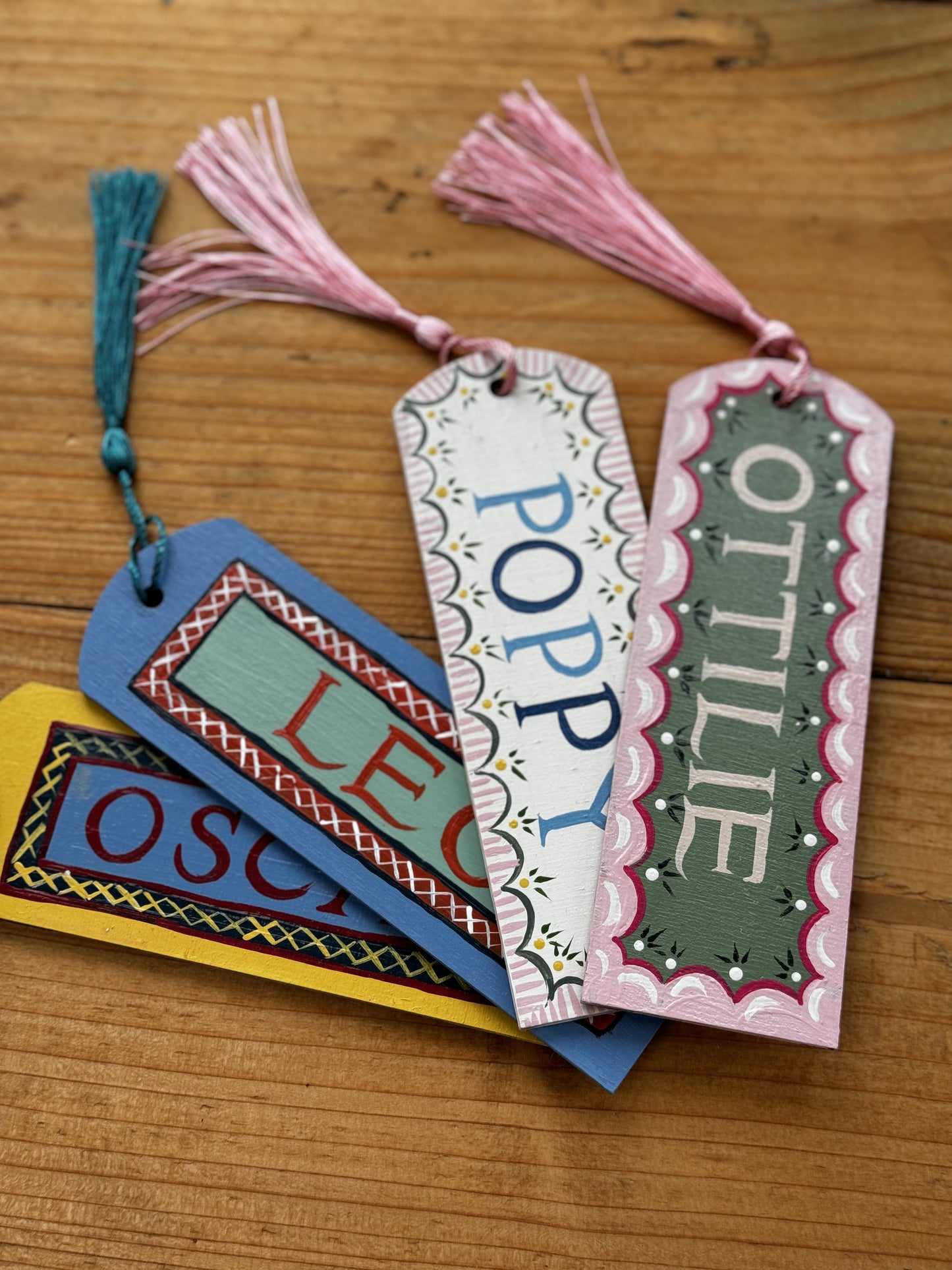 PINK & GREEN SCALLOP BOOKMARK